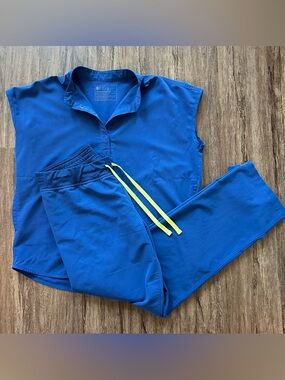 Figs Electric Blue Set. Rafaela Oversized Scrub Top S. Livingston Scrub Pants S